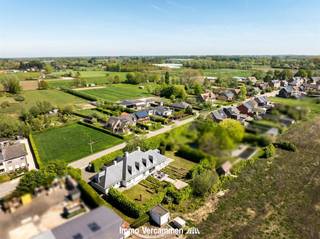 <p><span>Villa exclusive et élégante avec piscine à Sint-Katelijne-Waver.</span></p><p><span>Cette élégante villa contemporaine est située à proximité de plusieurs écoles et de l'hôpital AZ sint Maarten. Son emplacement pratique en fait également un excellent point de départ pour ceux qui se rendent à Malines, Anvers, Bruxelles ou Louvain.</span></p><p><span> </span></p><p><span>Le hall d'entrée spacieux avec toilettes et vestiaire donne accès à la cuisine et au salon lumineux. La cuisine spacieuse est pratique et dispose de nombreux espaces de rangement. Le salon contemporain a été entièrement rénové avec une menuiserie sur mesure par un architecte d'intérieur. De grandes fenêtres coulissantes permettent d'accéder, depuis la cuisine et le salon, au magnifique jardin orienté au sud, où vous pourrez profiter d'une piscine extérieure chauffée et d'un sauna en toute intimité. De plus, au rez-de-chaussée, vous trouverez un double garage intérieur, une buanderie, un garde-manger, un second vestiaire, un débarras et un espace bureau. L'étage supérieur abrite pas moins de 6 chambres à coucher, 2 salles de bains et une salle de toilettes séparée. La chambre principale comprend un dressing spacieux avec des armoires encastrées ainsi qu'une salle de bains avec baignoire, douche, toilettes et double lavabo. Depuis la chambre principale et les deux autres chambres, vous avez accès à une grande terrasse ensoleillée donnant sur le jardin verdoyant et magnifiquement aménagé. Les jours ensoleillés, vous pouvez apercevoir la tour de St Rombout depuis cette terrasse. La propriété est également équipée d'un grenier aménagé divisé en un grand espace de vie d'une part et une petite chambre superposée d'autre part.</span></p><p><span> </span></p><p><span>La facilité d'accès est garantie grâce à sa situation centrale entre Bruxelles et Anvers, à proximité des principales artères, de la gare et de la piste cyclable.</span></p><p><span>Venez découvrir les atouts de cette magnifique propriété sur place et prenez rendez-vous : 015/755 444 ou <span>info@immovercammen.be</span></span><span> </span></p><p><span> </span></p>
