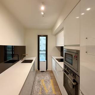 Dit modern afgewerkt appartement bevindt zich op een uitzonderlijke locatie langs het kanaal, vlak bij de prestigieuze Up-Site toren, het...