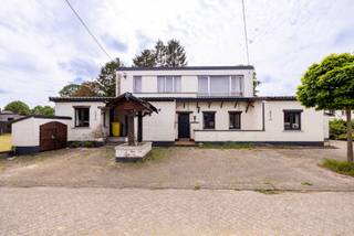 Tweewoonst met veel potentieel te koop in Ham (Laakdal) – Ideaal voor investeerders en aannemers!<br /><br />Bent u op zoek naar een interessant renovatieproject met tal van mogelijkheden? Deze tweewoonst, gelegen te Ham 2 in Laakdal, biedt een unieke kans voor investeerders, aannemers of handige doe-het-zelvers die op zoek zijn naar een eigendom met een uitstekend rendementspotentieel.<br /><br />De woning bestaat uit twee wooneenheden en biedt de mogelijkheid om deze volledig naar eigen smaak en wensen te renoveren. Dankzij de ruime indeling en de vele mogelijkheden is dit pand uitermate geschikt voor wie wil investeren in verhuur, wederverkoop of een combinatie van eigen bewoning en verhuur. Het pand heeft 2 verschillende inkomdeuren met allebei een keuken, living, slaapkamers, badkamer (niet afgewerkt beneden) en er is ook een kelder aanwezig.<br /><br />De ligging is een extra troef. U geniet van een rustige omgeving met een vlotte verbinding naar winkels, scholen, openbaar vervoer en belangrijke invalswegen. Bovendien bereikt u de autosnelweg richting Hasselt en Antwerpen in slechts enkele minuten, wat deze locatie bijzonder aantrekkelijk maakt.<br /><br />Deze eigendom biedt een uitstekende basis om een waardevolle investering te realiseren en het volledige potentieel van de woning te benutten.<br /><br />Stedenbouwkundige inlichtingen:<br /><br />- Woongebied<br />- Vergunning: Tweewoonst<br />- Geen verkavelingsvergunning<br />- Geen dagvaarding<br />- Geen voorkooprecht<br /><br />Interesse? Bel ons op 014/95.37.50 of mail naar secretariaat@degroot-celen.be voor meer informatie of om een bezoek ter plaatse in te plannen.
