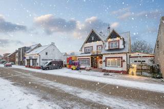 Op een ruim perceel van 1027 m² vindt u deze charmante woning terug in het centrum van het gemoedelijke Hechtel-Eksel. Met een royale...