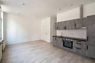 Locatie:Op centrale ligging, nabij het Zuid. Met op- en afritten , alsook het centrum en openbaar vervoer vlakbij.Indeling:Op de 1e verdieping van...