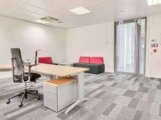 !! INVESTERINGSOPPORTUNITEIT !! Fantastisch gelegen verhuurde kantooruimte met een totale oppervlakte van 525 m² te koop op slechts 3 min. van de...