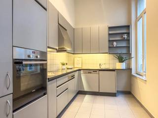 Si vous voulez plus information, contactez Anne De Block OC Vastgoed: 0471 38 00 36 où anne@ocvastgoed.be<br /><br />Adresse prestigieuse dans l’un des quartiers les plus recherchés de la capitale : cet appartement se situe au coeur de Bruxelles, dans une rue calme, à deux pas<br />du Palais Royal et du Boulevard de Waterloo.<br />Il offre une qualité de vie incomparable, où restaurants gastronomiques, cinémas, théâtres et boutiques de luxe sont accessibles en quelques minutes à pied.<br />Idéal pour y vivre en couple, en famille, en colocation. L'appartement est libre DIRECTEMENT, c’est également intéressant pour un investisseur qui ne souhaite pas occuper le bien immédiatement.<br /><br />Données technique: chauffage central au gaz et double vitrage.<br />Chambres: 16,2m² / 15,6m² / 17,7m²<br />Deux chambres disposent d'une salle de bains ensuite. <br /><br />Possible d'achter une place parking €28.500.<br /><br />EPB C- / Surface brute 169m²  