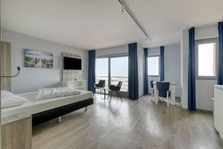 Deze moderne, instapklare studio met frontaal zeezicht, heeft een uitstekende locatie vlakbij het strand en het centrum.<br />Deze werd volledig gerenoveerd in 2020.<br /><br />De indeling is als volgt: de leefruimte, met open keuken voorzien van alle comfort, slaapgedeelte en de badkamer, deze is voorzien van een inloopdouche, wastafel en toilet.<br />Vanuit de leefruimte heb je rechtstreekse toegang tot het terras met zeezicht.<br /><br />De studio wordt verkocht onder de formule van erfpacht. Dit biedt verschillende voordelen, zoals een lagere aankoopprijs gezien de grond niet aangekocht wordt. Voor het gebruik van de grond betaalt de erfpachter aan de grondeigenaar een jaarlijkse som geld, ook wel canon genoemd. Deze canon is fiscaal aftrekbaar.<br /><br />Momenteel wordt de studio verhuurd via een hotelpoule die de suite verhuurt op vakantiebasis, waarop de eigenaar een percentage van de winsten verkrijgt. Het is ook mogelijk om zelf de suite te reserveren voor eigen gebruik.<br /><br />Het is niet mogelijk zich hier te domiciliëren, het appartement kan enkel gebruikt worden als vakantieverblijf.<br /><br />Een verzorgde studio met zeezicht en alle comfort op een uitstekende locatie.<br />Bel ons op 03/775.78.79 voor een bezoek!<br />Ben je ook van plan jouw eigendom te verkopen? Maak een afspraak voor een gratis schatting, wij maken er samen een succesverhaal van.