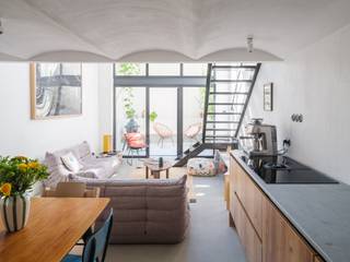 <strong>Karaktervolle burgerwoning die baadt in natuurlijk licht, met drie slaapkamers en een aangename buitenruimte op enkele stappen van het historische centrum.</strong><br /><br /><em>Voor meer informatie, mail naar info@carloeggermont.be</em><br /><br />Deze lichtrijke en instapklare woning werd in 2018 kwalitatief gerenoveerd en is ideaal gelegen nabij het Industriemuseum en het groene Baudelopark. Ook het bruisende Dok Noord, met hippe restaurants en hotspots, ligt vlak bij.<br /><br />Binnen valt meteen het uitzonderlijke ruimtegevoel op. De royale plafondhoogtes, de vide en de grote raampartijen zorgen voor een overvloed aan natuurlijk licht en geven de woning een bijzonder open karakter. De zwarte stalen structuren en de open trap vormen een mooi contrast met de lichte afwerking en warme houten accenten.<br /><br />De leefruimte loopt naadloos over in de open keuken en eetplaats, terwijl de grote glaspartij achteraan een sterke verbinding creëert met de gezellige buitenruimte.<br /><br />We betreden deze burgerwoning die ons aan de voorzijde een praktische voorplaats biedt. Deze geeft plaats aan een vestiaire, technische berging en plaats voor de fiets. Verder vinden we een bureauruimte op de mezzanine die zicht geeft op het grote raam en de dubbele hoogte.<br /><br />Een niveau lager vinden we de open leefruimte met toegang tot de tuin, de eetplaats en de open keuken. Achtergelegen vinden we nog plaats voor de wasmachine en een gastentoilet.<br /><br />Op de eerste verdieping vinden we de hoofdslaapkamer voorzien van op maat gemaakte kasten en een ruime badkamer voorzien van dubbele wastafel, ligbad, toilet en inloopdouche.<br /><br />Op de bovenste verdieping vinden we nog 2 kamers waarvan 1 voorzien is van een ruime mezzanine (zolder).<br /><br /><strong>Kortom, een verrassend ruime stadswoning waar licht, architectuur en wooncomfort mooi samenkomen.</strong>
