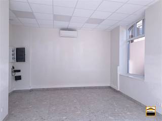 Centraal gelegen, gelijkvloers handelspand met tal van mogelijkheden Het pand is gelegen pal in het centrum van Borgloon.Het gaat hier om een zeer...