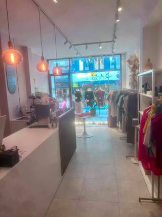 Handelspand te huur in de Geitestraat te Mechelen. <strong>Dit recent vernieuwde en instapklare pand van ca. 60 m² geniet van een uitstekende ligging in het hart van de stad en biedt tal van commerciële mogelijkheden.</strong> De ruimte werd met zorg opgefrist door de eigenaar en straalt een moderne, verzorgde uitstraling uit, waardoor het ideaal is voor uiteenlopende activiteiten zoals een klein horecaconcept, take-away, boetiek of kantoor. Het gelijkvloers omvat een open en lichtrijke handelsruimte met aangename lichtinval, ook aan de achterzijde. In de kelder bevindt zich een praktische extra ruimte met kitchenette en sanitair, wat het comfort en de functionaliteit van het pand versterkt.<br />Dankzij de centrale ligging in de Geitestraat geniet het pand van een vlotte bereikbaarheid en een sterke visibiliteit. De huurprijs bedraagt 1.750 euro per maand, waarbij de onroerende voorheffing ten laste van de huurder is. Het pand is beschikbaar vanaf 1 november 2026. EPC LABEL B. <br /><strong>Benieuwd naar dit interessant bedrijfsvastgoed in Mechelen? </strong>Contacteer ons via info@immodelestre.be of 054 33 62 52 of bezoek www.immodelestre.be.