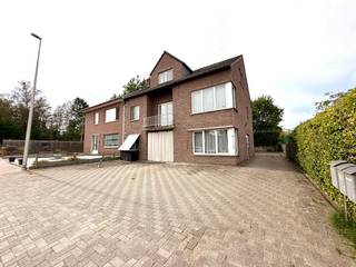 Zoekt u een comfortabel en energiezuinig stekje in de regio Hasselt? Dit instapklare appartement in de Van Groesbeekstraat in Kuringen biedt u alle rust van een fijne randgemeente, gecombineerd met een uitstekende bereikbaarheid.<br /><br />Indeling: <br /><br />Verdiep +1: <br /><br />- Inkomhal <br />- Woonkamer<br />- Keuken<br />- Berging<br />- 2 Slaapkamers<br />- Badkamer<br />- Balkon<br /><br />Gelijkvloers:<br /><br />- Autostaanplaats <br /><br /><br />De snelste manier om een bezoek te brengen aan dit appartement? Vraag je bezoek aan via de rode knop op onze website (www.dewaele.com).<br /><br />Telefonisch kunnen er geen afspraken gemaakt worden.<br /><br />Tot binnenkort<br />Kosten voor de gemeenschappelijke delen zijn in de huurprijs inbegrepen.