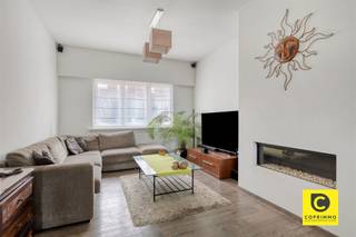<p><span>Gezellige rijwoning met vernieuwd gelijkvloers, tuin en uitbreidingsmogelijkheden</span></p><p><span> </span></p><p><span>In een rustige en aangename straat, centraal gelegen tussen de dorpskernen van </span><span>Boom en Reet</span><span>, vinden we deze gezellige rijwoning met verrassend veel potentieel. De woning combineert een </span><span>degelijk bestaande structuur</span><span> met een volledig vernieuwd gelijkvloers, een leuke tuin met terras en een praktische uitgang naar de achterliggende servitudeweg.</span></p><p><span>Ook qua ligging zit u hier goed: dagelijkse winkels, openbaar vervoer en belangrijke verbindingswegen bevinden zich in de nabije omgeving.</span></p><p><span> </span></p><p><span>Vernieuwd gelijkvloers met open leefruimte</span></p><p><span>De oorspronkelijke woning dateert uit </span><span>1952</span><span> en beschikt over een solide structuur. In 2014 werd het volledige gelijkvloers grondig aangepakt onder begeleiding van een architect. Daarbij werd onder meer een ruime achterbouw gerealiseerd, waardoor een aangename, open leefruimte en een volledig ingerichte keuken ontstonden.</span></p><p><span>Via de inkomhal, voorzien van een handige afgesloten vestiaireberging en gastentoilet, komen we in de lichtrijke leefruimte. De gezellige </span><span>gashaard</span><span> zorgt hier voor extra sfeer. Aansluitend bevindt zich de volledig ingerichte open keuken met composieten werkblad en een uitgebreid assortiment aan toestellen: een 6-pits gaskookplaat, dampkap, hetelucht/stoomoven en een hetelucht/microgolfoven met warmhoudlade.</span></p><p><span>Daarnaast is er een praktische tweede berging met aansluitingen voor wasmachine en droogkast.</span></p><p><span>Vanuit de keuken is er rechtstreeks toegang tot de tuin. Hier geniet u van een aangelegd terras, een gemetselde tuinberging en een bijzonder handige achteruitgang naar de servitudeweg. De tuinberging leent zich uitstekend als fietsenstalling of bergruimte. Bovendien is er reeds materiaal aanwezig om de verdere omheining met achterpoort te realiseren.</span></p><p><span> </span></p><p><span>Drie slaapkamers en nog volop mogelijkheden</span></p><p><span>Op de eerste verdieping bevinden zich </span><span>drie slaapkamers</span><span> en een badkamer met douche, toilet en lavabo. De originele, mooi opgeschuurde trap geeft de woning hier extra karakter.</span></p><p><span> </span></p><p><span>Via een tweede vaste trap bereiken we de ruime zolderverdieping van maar liefst </span><span>40 m²</span><span>. Deze ruimte biedt nog tal van mogelijkheden en kan worden ingericht als bijvoorbeeld </span><span>twee extra ruime slaapkamers</span><span>, eventueel aangevuld met een tweede badkamer.</span></p><p><span> </span></p><p><span>Verder beschikt de woning over een </span><span>kelder</span><span>, ideaal als extra opslagruimte.</span></p><p><span> </span></p><p><span>Extra Troeven</span></p><ul><li><span>Rustige, harmonieuze straat met voldoende parkeergelegenheid</span></li><li><span>Centrale ligging tussen Boom en Reet</span></li><li><span>Volledig vernieuwd gelijkvloers, gerealiseerd in 2014</span></li><li><span>Elektriciteit conform.</span></li><li><span>Leidingen op de verdiepingen reeds voorzien</span></li><li><span>3 slaapkamers op de eerste verdieping</span></li><li><span>Ruime zolder van ca. 40 m² met mogelijkheid tot 2 extra slaapkamers</span></li><li><span>Mogelijkheid tot maximaal </span><span>5 slaapkamers</span></li><li><span>Aangename tuin met terras en gemetselde tuinberging</span></li><li><span>Handige achteruitgang via de servitudeweg</span></li></ul><p><span> </span></p><p><span>Renovatieplicht</span></p><p><span> De renovatieverplichting voor residentiële gebouwen gaat in op 1 januari 2023. </span></p><p><span>Wie vanaf 2023 de nieuwe eigenaar, opstalhouder of erfpachter wordt van een woning of appartement met een slecht EPC-label, moet die binnen de 5 jaar energetisch renoveren tot label D (of beter).</span></p><p><span> </span></p><p><span><span>https://www.vlaanderen.be/een-woning-kopen/renovatieverplichting-voor-residentiele-gebouwen-vanaf-2023#q-59813524-3072-4edc-bb23-c56becf7b528</span></span></p><p><span> </span></p>