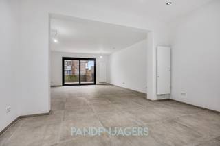 Op een topligging, vlak aan het station van Duffel, bevindt zich dit handelspand van 162 m² dat in 2026 volledig werd gerenoveerd en modern...