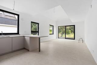 <br />Modern appartement in een nieuwbouwproject met centrale ligging in Grimbergen.<br /><br />Dit stijlvolle appartement maakt deel uit van een nieuwbouwproject met 11 appartementen en combineert hedendaags wooncomfort met een uitstekende ligging in Grimbergen. Dankzij de mogelijkheid tot aankoop aan 6% btw vormt dit een interessante opportuniteit voor zowel eigen bewoning als investering. Het appartement beschikt over een doordachte indeling met veel aandacht voor licht en leefruimte. Bovendien zorgen de privatieve terrassen en tuinen samen met de ruime gemeenschappelijke tuin voor een aangename buitenbeleving. De centrale ligging biedt een vlotte verbinding naar winkels, openbaar vervoer en belangrijke invalswegen.<br /><br />Belangrijkste ruimtes:<br />• Lichtrijke woonkamer met open leefruimte<br />• Open keuken met moderne indeling en praktische aansluitingen<br />• Terras en/of privatieve tuin voor extra buitenruimte<br />• Ruime gemeenschappelijke tuin toegankelijk voor bewoners<br />• Kelder en staanplaats aanwezig <br /><br /><br />Troeven:<br />• Nieuwbouwproject met 11 moderne appartementen<br />• Mogelijkheid tot aankoop aan 6% btw<br />• Centrale ligging met terrassen, tuinen en gemeenschappelijke tuin<br /><br />Neem vandaag nog contact op met je ERA-makelaar voor meer informatie of een bezoek.<br /><br />JOUW DROOMAPPARTEMENT. ZO GEVONDEN!