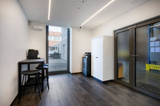 Dit pand werd in 2023 zeer grondig gerenoveerd. Het is gelegen in het industriepark van Heverlee, super verkeerstechnische ligging, vlakbij...