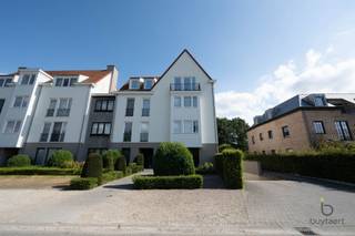 <p><span>LUXE PENTHOUSE MET RUIM ZUIDTERRAS NABIJ SCHILDE-DORP!</span></p><p><span>Op korte afstand van het centrum van Schilde bevindt zich dit stijlvol en uitstekend onderhouden drie slaapkamer penthouse met een bewoonbare oppervlakte van 174 m² en een zuidgericht terras van 24 m².</span></p><p><span>De lift brengt u rechtstreeks tot in de inkomhal met vestiairekast en gastentoilet. De ruime leefruimte geniet dankzij de hoge nok van een aangename loftsfeer en heeft een goede natuurlijke lichtinval omwille van schuifraam en ramen rondom. </span></p><p><span>Leefruimte omvat een salon met gashaard, eetplaats en airconditioning. Via het schuifraam bereikt u het zonnige terras met buitenberging, verlichting, automatische screens, zonneluifel en jacuzzi (overname mogelijk), waarvoor een stabiliteitsstudie werd uitgevoerd.</span></p><p><span>De luxueuze keuken is volledig ingericht en uitgerust met toestellen van Miele en Atag. Aansluitend bevindt zich een praktische berging met aansluitingen voor wasmachine en droogkast.</span></p><p><span>Via de nachthal bereikt u de masterbedroom met dressing en een badkamer met inloopdouche, lavabomeubels, ingemaakte kasten en toilet. Daarnaast is er nog een tweede en derde slaapkamer, waarvan één als mezzanine met dressing, en een tweede ruime badkamer met inloopdouche en maatkasten. Het appartement is overwegend afgewerkt met eiken parket, gecombineerd met tegelvloeren in keuken en badkamers, veel ingemaakte kasten, airco, alarmsysteem, videofonie, elektriciteit conform,...</span></p><p><span>Overname van jacuzzi, muziekinstallatie en gordijnen/lamellen is bespreekbaar. </span></p><p><span>Twee ondergrondse autostaanplaatsen met elk een privatieve berging zijn afzonderlijk aan te kopen aan € 30.000 per stuk. Eén staanplaats beschikt over een gekeurde hybride laadpaal. </span></p><p><span>De gemeenschappelijke kosten bedragen ca € 130 per maand.</span></p><p><span>Een bijzonder ruime penthouse waar hoogwaardige afwerking, comfort en een uitstekende ligging vlak bij Schilde-dorp samenkomen. Contacteer ons voor meer informatie of een bezoek ter plaatse.</span></p><p><span> </span></p><p><span> </span></p><p><span> </span></p><p><span> </span></p>