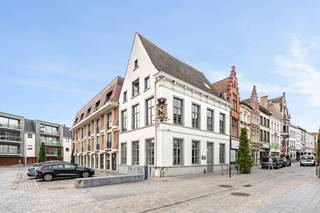 TOPgelegen, pal in het centrum: prachtige charmante herenwoning bestaande uit een handelsgelijkvloers (winkel/kantoor met visbiliteit) met op het 1ste verdiep een extra woonst, en op de 2de verdieping een verhuurd dakappartement. Handige kelder, en extra parking ondergronds. <br /><br />Goedgelegen in de winkelstraat, voorliggende parking. <br />Ideaal voor zelfstandige/winkel/kantoorruimte. <br /><br /><span>Meer info of plan je bezoek: wim@immobeguin.be</span><br /><span>Te koop via Immo Beguin, uw vastgoedexpert sinds 2009, met kantoren in Ronse, Waregem, Kortrijk, Deinze, Doornik en Lessen.</span>