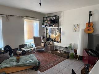 In het dorpscentrum van Westmalle, in een kleinschalige residentie zonder lift bevindt zich dit appartement van 73m² met 2 slks, terras van 8m² en achtergelegen garagebox, extra bij aan te kopen aan € 25.000. Het appartement is momenteel verhuurd. Ideaal appartement voor starters of als vastgoedinvestering!<br />Het appartement heeft energielabel D, epc waarde: 348 kWh/m². Het appartement wordt verwarmd met elektrische accumulatiekachels, de ramen zijn in pvc met dubbele beglazing.<br /><br />INDELING: Inkomhal (2m²); apart toilet met handenwasser (1m²); woonkamer (27m²); keuken (8m²); nachthal (4,5m²); badk (4m²) met ligbad, lavabo met spiegel, wandtegels; berging met elektrische boiler en aansluiting wasmachine (4m²); 2 slks (12m² en 11,5m²); terras 8m². Achter het gebouw bevindt zich een garagepoort met manuele kantelpoort ( b. 2,5m x l. 5m) en een gemeenschappelijke fietsenberging.<br /><br />Woning kopen of verkopen in Malle? Bel ons voor een gratis schatting of advies 03 361 51 51 of via info@yvesvanpelt.be