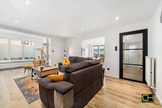 In Lovendegem vinden we deze ruime gezinswoning, ideaal gelegen in vlot bereikbare omgeving. De woning werd op het gelijkvloers gerenoveerd in...