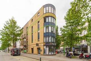<p>Meer info of een bezoek? Contacteer mij via dimitry@copandi.be of 0493 37 27 43.</p><p></p><p>Dit verzorgde gebouw met lift (2005) ligt op een strategische toplocatie in Antwerpen. Je geniet hier van een uitstekende bereikbaarheid dankzij de nabijheid van de snelweg en het openbaar vervoer, terwijl ook scholen en gezellige hotspots binnen handbereik liggen.</p><p></p><p>Het appartement bevindt zich op de derde verdieping. Dankzij de unieke, speelse architectuur van het gebouw baadt de woning de hele dag in het licht. De ruime leefruimte vormt één mooi geheel met de open, volledig ingerichte keuken en ruimte voor zithoek, eetkamer en bureau. De balans tussen licht en ruimte is hier simpelweg perfect.</p><p></p><p>Aan de achterzijde bevindt zich de comfortabele slaapkamer met aansluitend de badkamer (voorzien van douche, wastafel en toilet). Daarnaast beschikt het appartement over een handige privékelderberging voor extra stockage.</p><p></p><p>Dit charmante hoekpand is de ideale match voor een single of starter die volop van het stadsleven wil genieten, met alles vlakbij de deur!</p>