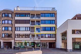 <p><span>Afspraak BEZOEKDAG TELEFONISCH via Jari Wante op 0470/21.14.82</span></p><p><span> </span></p><p><span>Op een topligging in Wetteren vinden we dit ruime energiezuinige appartement op de tweede verdieping in residentie Esmeralda. Het is zeer gunstig gelegen in de directe nabijheid van alle nodige voorzieningen zoals scholen, winkels en het openbaar vervoer met het station vlakbij. Bovendien geniet u van </span></p><p><span>een vlotte verbinding naar de belangrijkste invalswegen.</span></p><p><span> </span></p><p><span>De indeling is als volgt: inkomhal met vestiaire en gastentoilet, ruime en lichtrijke leefruimte met toegang tot de vernieuwde keuken die voorzien is van een kookplaat, vaatwasser, ingebouwde frigo en combi-oven. Aansluitend is een berging voorzien. Achtergelegen vinden we 3 slaapkamers en een badkamer die voorzien is van een douche in bad, tweede toilet en badkamermeubel. Tot slot beschikt dit appartement over 2 terrassen en een kelderberging.</span></p><p><span> </span></p><p><span>Optioneel kan er een garage bijgekocht worden.</span></p><p><span> </span></p><p><span>EPC: 186 kWh/ (m² jaar) – Label B<br />Asbestveilig<br />Cv op gas</span></p><p><span> </span></p><p><span>Alle documenten en syndicale info zijn te raadplegen op www.immo-zone.be</span></p><p><span> </span></p>