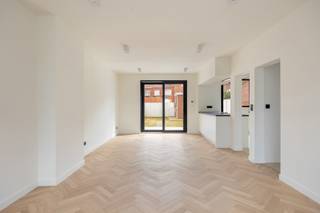 <h1><span>Fully renovated house with 3 bedrooms and garden</span></h1>
<p><span>Looking for a fully renovated home where you can move in without any additional work? In Successiestraat in Ekeren, you will find this tastefully finished family home with three spacious bedrooms, a pleasant garden and terrace.</span></p>
<p><span>The property has been thoroughly renovated and combines contemporary finishes with a practical layout. The roof, PVC windows with high-efficiency glazing and sanitary installations have all been renewed. The property currently has an </span><strong><span>EPC rating C</span></strong><span>, as the planned solar panels still need to be installed. An EPC simulation has already been included in the EPC file, showing that the property will achieve an </span><strong><span>EPC rating B</span></strong><span> once the solar panels have been installed. The solar panels will be fully installed on the roof and will be in place no later than upon handover of the keys.</span></p>
<h2><span>Layout</span></h2>
<p><strong><span>Ground floor</span></strong></p>
<ul>
<li>
<p><span>Spacious entrance hall with tiled floor</span></p>
</li>
<li>
<p><span>Separate guest toilet with hand basin</span></p>
</li>
<li>
<p><span>Bright living room with stylish herringbone parquet flooring</span></p>
</li>
<li>
<p><span>Fully equipped kitchen</span></p>
</li>
<li>
<p><span>Access to the terrace and garden</span></p>
</li>
<li>
<p><span>Cellar providing additional storage space</span></p>
</li>
</ul>
<p><strong><span>First floor</span></strong></p>
<ul>
<li>
<p><span>Bedroom 1 of approx. 19 m²</span></p>
</li>
<li>
<p><span>Bedroom 2 of approx. 14 m²</span></p>
</li>
<li>
<p><span>Luxuriously finished bathroom</span></p>
</li>
<li>
<p><span>Walk-in rain shower</span></p>
</li>
<li>
<p><span>Double washbasin</span></p>
</li>
<li>
<p><span>Towel radiator</span></p>
</li>
<li>
<p><span>Practical storage cupboards</span></p>
</li>
<li>
<p><span>Separate laundry room</span></p>
</li>
<li>
<p><span>Additional separate toilet</span></p>
</li>
</ul>
<p><strong><span>Second floor</span></strong></p>
<ul>
<li>
<p><span>Very spacious third bedroom of approx. 40 m² under the roof</span></p>
</li>
<li>
<p><span>Also ideal as a master bedroom, home office or multifunctional room</span></p>
</li>
</ul>
<p><strong><span>Outdoor area</span></strong></p>
<ul>
<li>
<p><span>Pleasant terrace</span></p>
</li>
<li>
<p><span>Garden</span></p>
</li>
<li>
<p><span>Garden shed</span></p>
</li>
<li>
<p><span>Practical rear access for bicycles</span></p>
</li>
</ul>
<p><span>This property is an excellent opportunity for anyone looking for a move-in-ready and energy-efficient family home in Ekeren, offering plenty of space and high-quality finishes. The planned solar panels are an additional asset: they will be installed before or no later than the handover of the keys and, according to the EPC simulation already carried out, will bring the property to </span><strong><span>EPC rating B</span></strong><span>.</span></p>
<p><span>Interested in this fully renovated home? Contact Immo Point on </span><strong><span>03 535 12 75</span></strong><span> for more information or to arrange a viewing.</span></p>
<p><strong><span>HABITABLE SURFACE AREA:</span></strong><span> The stated “habitable surface area” is based on the “usable floor area” as specified in the EPC.</span></p>