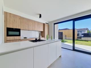 esidentie De Admiraliteit: Prachtige nieuwbouwwoning in groen &amp;amp; autovrij park
<p>Wonen in een oase van rust en groen én in het centrum van Lommel.</p>

<p>In het kerngebied van Lommel, tussen de Hees, Hezerpad, Nachtegaalstraat en Vreyshorring realiseert Aristas een prachtig woonproject &amp;quot;Residentie De Admiraliteit&amp;quot;.</p>

<p>Dit eigentijds woningbouwproject bestaat uit 30 appartementen en 5 woningen, steeds met ruime terrassen of tuinen en voorzien van ondergrondse parkeerplaatsen en bergingen.</p>

<ul><li>Prachtige locatie: rustig én in het centrum</li><li>Eigentijdse architectuur</li><li>Zonnepanelen &amp;amp; warmtepomp</li><li>BEN-woningen &amp;amp; appartementen</li><li>Badkamer met douche én ligbad</li></ul>

<p>Aankoop onder BTW-stelsel: 12% op de grondwaarde &amp;amp; 21% op het constructie-aandeel.</p>

<p>Meer informatie?</p>

<p>Maak een afspraak via 011 550 440 of info@eratournier.be</p>