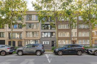 <p> </p>
<p>Dit appartement is gelegen in een bruisende buurt, aan het Boelaerpark! Het appartementsgebouw is in 2022 volledig gerenoveerd en het appartement is gelegen op de eerste verdieping. <br /><br />We komen het appartement binnen via de inkomhal die toegang geeft tot alle ruimtes. De leefruimte is groot en loopt door naar de keuken. Dankzij de grote ramen is het hier fijn wonen en kan je genieten van zicht op het park. <br />In de inkomhal is een berging voorzien voor de wasmachine en droogkast en ruimte voor een kast. Verder is er een apart toilet aanwezig .<br />De badkamer heeft een dubbele lavabo en een inloopdouche. Achteraan het appartement bevinden zich de 2 slaapkamers, waarvan 1 toegang heeft op het ruimte terras van +/- 20m²! <br /><br />Op het gelijkvloers is er een gemeenschappelijke berging en fietsenstalling. <br /><br />*3m HWB<br />*PLBE<br />*Beschikbaar vanaf 15/10/2026<br />*GK: € 60/maand</p>