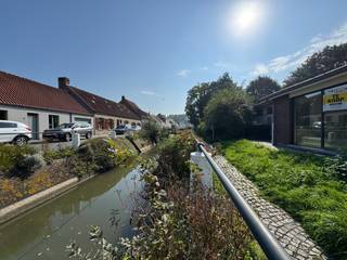 De opgegeven prijs is een startprijs. Deze woning wordt aangeboden in samenwerking met het biedplatform COVAST.<br />Meer info op www.covast.be of aarzel niet om contact met ons op te nemen. <br /><br />Voormalig dienstencentrum op een perceel van 973 m² met interessante herontwikkelingsmogelijkheden. Volgens de voorschriften van BPA nr. 96 ‘Lissewege Dorpskom’ zijn, bij het wegvallen van de bestemming van openbaar nut, de voorschriften voor eengezinswoningen van toepassing. Hierdoor biedt de site interessante mogelijkheden voor een residentiële herontwikkeling