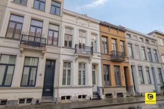Prachtig gerenoveerde herenwoning met 4 slaapkamers, 2 badkamers en gezellige stadstuin te Oud Berchem!Achter deze sprookjesachtige gevel gaat een...