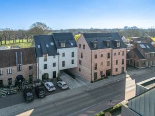 Maak kennis met dit uitzonderlijk BEN-nieuwbouw dakappartement in het project Jamalie met 3 slaapkamers, een bewoonbare oppervlakte van 131 m2 en een terras van 12 m2.  Gmo/Gvkr/Gvv/Vg/Wg
Bijzonderheden : 
- lift tot in het appartement
- duurzame energie, vloerverwarming met warmtepomp, zowel verwarmen als koelen.
- E-peil 20 : korting van 50% op de onroerende voorheffing gedurende 5 jaar.
- grote raampartijen voor veel lichtinval.
- mooi vrij uitzicht op het groen.
- gezamenlijke tuin.
- badkamer met ligbad en inloopdouche.
- bovengrondse staanplaats inbegrepen in de prijs.
- staanplaats in de ondergrondse garage + berging is verplicht aan te kopen.
- mogelijkheid tot kopen aan 6%, ook voor investeerders mits aan de voorwaarden voldaan wordt.
- met staanplaats 2