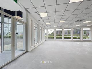 <u><strong>Benaderende OPPERVLAKTEN</strong></u><br />Kantoor/winkelruimte: 400m²<br />Kelder: 100m²<br />Ruime gemeenschappelijke parking. <br /><br /><u><strong>INDELING:</strong></u><br /><em><strong>Gelijkvloers:</strong> </em><br />Private Inkomhal met sas - open commerciële ruimte met glaspartijen langs twee straten - apart bureel - keuken - sanitair.<br /><em><strong>Kelder:</strong></em><br />Droge stockage of archiefruimte.<br /><br /><u><strong>NUTSVOORZIENINGEN:</strong> </u><br />Elektriciteit - CV op aardgas (nieuwe ketels) - internet/telefonie - bekabeling via wandcontacten en diverse werkplekaansluitingen.<br /><br /><u><strong>LIGGING:</strong> </u><br />Op kruispunt Meensesteenweg en Rijksweg te Roeselare.<br />Kort bij centrum Roeselare en toch via Rijksweg meteen ontsluiting naar E403 (Brugge - Kortrijk). <br /><br /><strong>*Opmerkingen:</strong><br />- Onroerende voorheffing ten laste van de huurder: 1m huur + tuinonderhoud<br />- TOTEM met uw logo + 5 vlaggenmasten aan straatzijde !<br />- De parking van het pand is bereikbaar via 2 straten.<br />- Onze referentie op<strong> www.centro.be</strong>:<span> </span><span><strong><span>P0241</span></strong></span><span> </span>of via <strong>050 70 01 02 </strong>of <strong><span>0490/11 91 11</span></strong>
