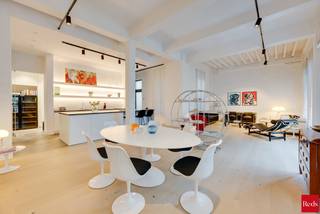 <p><strong>Exclusieve loft met terras op een unieke locatie aan het MAS</strong></p>
<p>Aan de voet van het MAS, op een van de meest begeerde locaties van Antwerpen, bevindt zich deze karaktervolle loft. Het appartement ligt in het binnengebied van een standingvol gebouw en biedt een uitzonderlijke combinatie van ruimte, licht en verfijnde afwerking. Met cultuur, horeca en de jachthaven op wandelafstand vormt dit de ideale uitvalsbasis voor wie houdt van stadsleven met klasse.</p>
<p>De riante leefruimte is opgevat als een open en luchtig geheel, met verschillende zones die elk een eigen sfeer creëren: een gezellige zithoek, een aparte ruimte voor televisie en een royale eetplaats. De televisiekamer kan eventueel nog ingericht worden als afgesloten bureauruimte. De hoge plafonds versterken het ruimtelijk gevoel en laten het daglicht overvloedig binnen. Via grote schuiframen bereik je het zonnige terras, gericht op het oosten en zuiden, waar je uitkijkt op de kalme binnentuin — een zalige plek om tot rust te komen.</p>
<p>De keuken vormt een absolute troef voor wie graag kookt. Ze is volledig uitgerust met kwaliteitsvolle Miele-apparatuur en beschikt over meer dan voldoende opbergmogelijkheden. Aansluitend bevindt zich een praktische bijkeuken/berging met twee wijnklimaatkasten.</p>
<p>De master bedroom is ontworpen als een privé-slaapgedeelte met en suite dressing en een stijlvolle riante badkamer voorzien van inloopdouche en dubbele wastafel. Daarnaast is er een tweede slaapkamer, ideaal als logeerkamer of home office, met een eigen badkamer vlakbij. Verder is er nog een apart gastentoilet.</p>
<p>Doorheen de hele loft zorgen maatkasten tot aan het plafond voor een perfect gevoel van orde en ruimte. De eiken parketvloer brengt warmte en karakter in het interieur en vormt een harmonieus geheel met de moderne uitstraling van het appartement.</p>
<p></p>
<p><strong>Troeven</strong></p>
<ul>
<li>
<p>EPC: B</p>
</li>
<li>
<p>Elektriciteitskeuring conform</p>
</li>
<li>
<p>Ondergrondse autostaanplaats in het gebouw beschikbaar voor aankoop (€45.000)<br /><br />Voor meer informatie, ook na de kantooruren of tijdens het weekend, contacteer Ellen via 0474/84.54.29 of ellen@reds.be</p>
</li>
</ul>