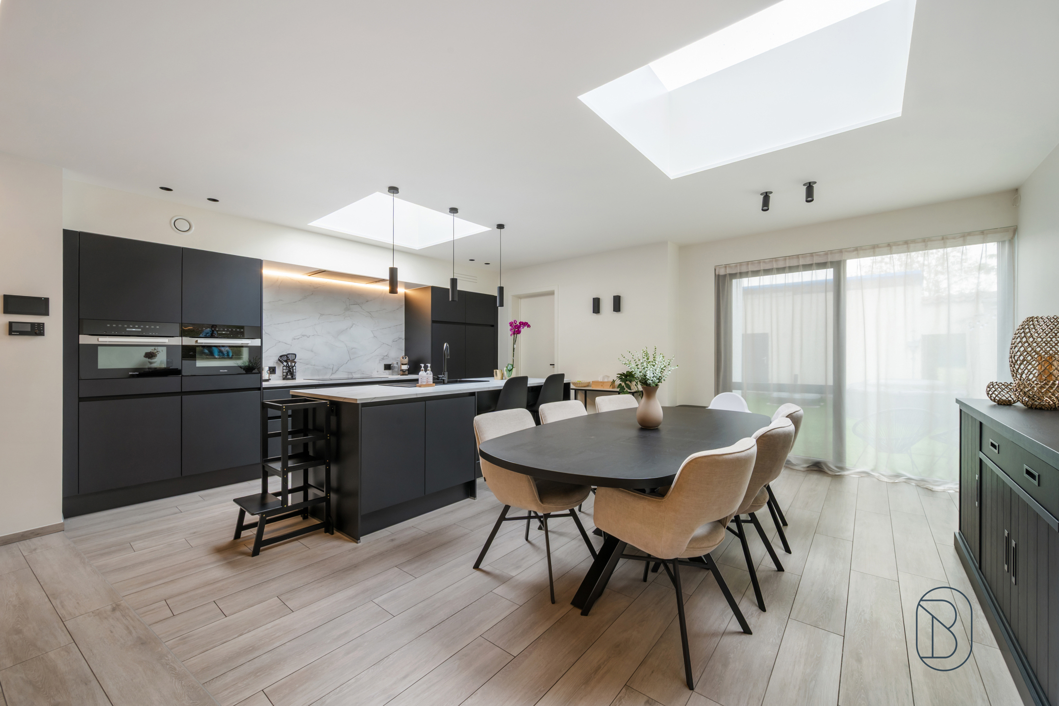 Volledig gerenoveerde woning met tuin in centrum - foto 1