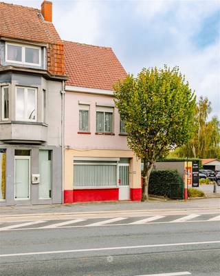 DESTELBERGEN - Semi-detached house to renovate Along the Dendermondesteenweg you will find this semi-detached house that offers a lot of potential...