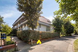 <u><em><strong>Appartement exclusif en attique avec grandes terrasses ensoleillées dans la Résidence Elzenhof</strong></em></u><br /><br />Dans un emplacement exceptionnellement calme, au cœur de la verdure et à la lisière du quartier prisé de Dumont, se trouve cet unique appartement en attique dans la stylée Résidence Elzenhof. À seulement 250 mètres de la plage et à distance de marche du centre animé, vous profiterez ici d'une combinaison rare de confidentialité, de confort et d'un emplacement de premier choix.<br /><br />En entrant dans l'appartement, vous serez accueilli par un hall d'entrée soigné avec toilettes pour invités. Le vaste espace de vie est baigné de lumière naturelle toute la journée grâce aux grandes baies vitrées et forme, avec la cuisine séparée, un environnement de vie agréable et accueillant.<br /><br />L'orientation sud-est garantit un ensoleillement optimal, vous permettant de profiter des deux superbes terrasses qui se connectent harmonieusement à l'espace de vie, du matin jusqu'au coucher du soleil. Une expérience extérieure unique où le calme et la confidentialité sont au centre des préoccupations.<br /><br />L'appartement dispose de deux chambres spacieuses et confortables, dont une donne directement sur la terrasse ensoleillée. La salle de bains élégante est soigneusement aménagée avec une grande douche à l'italienne, un meuble lavabo raffiné et des toilettes supplémentaires.<br /><br />Une valeur ajoutée indéniable est l'exceptionnelle terrasse spacieuse, équipée de quatre débarras pratiques. L'un d'eux est équipé d'un branchement pour une machine à laver, tandis que les autres débarras offrent un vaste espace de rangement supplémentaire.<br /><br />Au sous-sol, vous trouverez également une grande cave privative, idéalement située à proximité de l'ascenseur. De plus, la résidence dispose d'un local à vélos commun.<br /><br />Cet appartement exclusif en attique constitue le choix parfait en tant que résidence principale élégante ou en tant que deuxième maison luxueuse en bord de mer. Une opportunité unique pour ceux qui recherchent espace, tranquillité, confort et une expérience de vie sans souci dans l'un des emplacements les plus recherchés de De Panne.<br /><br /><strong>Optionnel :</strong><br />Il est possible d'acquérir un garage souterrain spacieux. Celui-ci offre non seulement de la place pour une voiture, mais dispose également d'un espace supplémentaire suffisant pour des vélos, du matériel de plage ou un stockage supplémentaire.<br /><br />Avec l'installation d'une pompe à chaleur, l'appartement peut obtenir un label EPC B favorable (158 kWh/m² an).