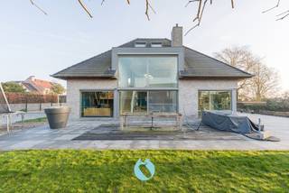 Deze recente, volledig instapklare villa combineert hedendaags comfort met een uitzonderlijke ligging in het hart van Zomergem.Het dorpscentrum ligt...