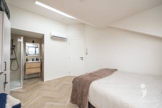 <p><span>Ontdek deze hedendaagse studentenkamer in een hoogwaardig renovatieproject, gelegen aan de Mechelsestraat 154, midden in het centrum van Leuven. Het gebouw werd volledig vernieuwd met oog voor duurzame materialen en voldoet aan alle moderne eisen op het vlak van comfort en energiezuinigheid.</span></p><p><span>De kamer bevindt zich op de 1ste verdieping en is voorzien van een energiezuinige lucht warmtepomp, die zorgt voor aangename verwarming in de winter en verkoeling tijdens de zomermaanden. Ze wordt volledig gemeubeld aangeboden en beschikt over een bed (zonder matras). Daarnaast heeft de kamer een eigen badkamer met douche, lavabo en toilet.</span></p><p><span>Bewoners kunnen gebruikmaken van een volledig uitgeruste gemeenschappelijke keuken. Bovendien is er een ruim terras én een grote tuin, ideaal om te ontspannen of samen tijd door te brengen in een groene omgeving. Ook is er een praktische fietsenberging voorzien.</span></p><p><span>Dankzij de centrale ligging zijn campussen, winkels en horecazaken vlot te voet bereikbaar, wat deze kamer tot een ideale uitvalsbasis maakt voor studenten.</span></p><p><span>De gebruikte foto's zijn afkomstig van gelijkaardige projecten en dienen als indicatie van de afwerking en sfeer.</span></p><p><span> </span></p>