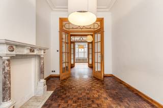 Een prachtige façade, een vergunning voor appartementen én twee garages: dit statige herenhuis combineert karakter met uitzonderlijk potentieel op één van de beste locaties van Leuven! In de Koning Leopold I-straat woont u vlak bij het Ladeuzeplein en de Bondgenotenlaan, met het station op wandelafstand, kortom: een absolute topligging in het bruisende hart van de stad. Deze parel werd door de jaren heen beetje bij beetje gerenoveerd met kwaliteitsvolle materialen (parket, marmeren afwerking) en met aandacht voor het behoud van haar authenticiteit. Achter de indrukwekkende gevel schuilt een royale woning die benut kan worden als woonhuis en die eveneens beschikt over een vergunning voor 3 appartementen. De hoge afwerkingsgraad, nuttige bewoonbare oppervlakte, multifunctioneel gebruik en unieke ligging zijn absolute pluspunten van deze majestueuze herenwoning.  Een bijzondere kans voor wie ruim en karaktervol wil wonen of het vergunde potentieel verder wil benutten. Benieuwd om langs te komen en zelf de mogelijkheden te ontdekken? Contacteer ons voor meer informatie of een bezoek! 