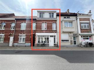 De woning is volledig te renoveren, maar biedt een solide basis voor wie op zoek is naar een betaalbare woning met karakter en een centrale...