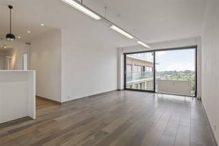 APPARTEMENT TE KOOP INSTAPKLAAR MET PANORAMISCH ZICHT EN GARAGEDit prachtig gerenoveerde appartement op de vierde verdieping combineert modern...