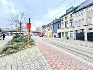 Te Gent zuid ligt dit appartement te huur op de eerste verdieping van deze kleinschalige residentie; Indeling: Leefruimte met open keuken; Badkamer met douche, wastafel met spiegel, schuifdeur naar toilet; hoek met aansluiting voor wasmachine; Slaapkamer; Ruim zonneterras, toegankelijk via de living alsook de slaapkamer; Vooraan is een geautomatiseerd hekken/ poort met doorrit voor normale personenwagen naar achtergelegen parkeerplaats; Overdekt fietsenrek voorzien alsook bergplaats; Epc 322/ D; Overal dubbele beglazing in kunststof; Cv via elektrische radiatoren en accumulatoren; Beschikbaar: onmiddellijk; Huurprijs en kosten: 775 EUR + 50 EUR per maand exclusief elektriciteit en water; Hoofdverblijfplaats/domicilie te vestigen; Huurwaarborg: 3 maanden; Kandidaatstelling kan enkel na persoonlijk bezoek ter plaatse; Info en bezoek: info@elet.immo met vermelding van naam en een mobiel nummer aub;