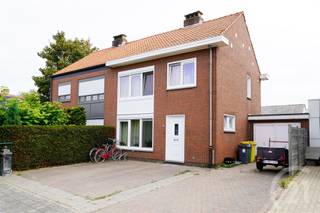 Deze half open bebouwing in het centrum van Itegem is zeer goed onderhouden. In de inkomhal, met praktische ingebouwde kasten, bevindt zich een apart...