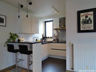 Centraal gelegen, in de historische binnenstad vinden we dit recent duplex-appartement. Aparte inkomhal met ingemaakte vestiairekasten. Ruime woon- en leefruimte (ca. 33m²) op een lichte parketvloer. Aparte eethoek (ca. 9m²) die eveneens toegang geeft tot het zonnige terras aan de voorzijde. Open ingerichte keuken voorzien van kwaliteitsvolle Miele toestellen (keramische kookplaat, koelkast met vriesvak, combi-oven en vaatwasser). Apart gastentoilet aanwezig. <br /><br />Op het verdiep 2 volwaardige slaapkamers (ca.13-11m²) die beiden toegang geven tot het tweede terras. Moderne badkamer met douche, enkele wastafel met meubel, toilet en aansluiting voor wasmachine en droogkast. Privatieve kelderberging. Vlakbij buurtwinkels, supermarkt, openbaar vervoer en universiteit.<br /><br />Ideaal voor co-housing. Beschikbaar vanaf 01/09/2026 en geschikt voor maximum 3 personen. Gunstige EPC score !