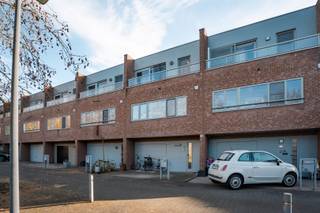 Deze instapklare bel-etagewoning combineert ruimte, comfort en een praktische indeling. Op het gelijkvloers vinden we een inpandige garage,...
