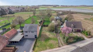 De tuin is zuidwestgericht, waardoor je de hele namiddag en avond van de zon kan genieten. Het voorste gedeelte van het perceel (tot ca. 50 m...