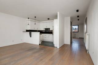 <span>Dit duplex-penthouse is uitzonderlijk gelegen in het hart van de Theaterbuurt, op wandelafstand van de Meir, het Theaterplein en de Leien. Ondanks de centrale ligging geniet u hier van rust en privacy, een zeldzame troef in de binnenstad. Het appartement bevindt zich in een modern gebouw en beschikt over twee ruime terrassen met een totale oppervlakte van ongeveer 90 m², waar het heerlijk vertoeven is in alle stilte. <br /><br />U komt binnen in de inkomhal die de leefruimte opdeelt in twee delen. Aan de ene zijde bevindt zich een gezellige ontspanningsruimte met openhaard, aan de andere kant een eetgedeelte dat aansluit op de open, volledig ingerichte keuken. De keuken is voorzien van veel ingemaakte kasten en geeft uit op het private terras. Op de bovenverdieping zijn er twee ruime slaapkamers en twee badkamers. De eerste badkamer beschikt over een ligbad, een douche en dubbele wastafel, de tweede over een douche en wastafel. Deze verdieping geeft ook toegang tot het tweede riante terras, met nog een extra berging ruimte. Een zeer ruime kelderberging is inbegrepen in de prijs. Een autostaanplaats in het gebouw kan worden aangekocht voor 35.000 euro. Een ideaal appartement voor wie comfortabel wil wonen op een toplocatie in het centrum van Antwerpen, met uitzonderlijk veel buitenruimte.</span><br /><br />EPC kWh/sqm: 139 - Vg, Wche, Gmo, Gvkr, Gvv - P+G-Score: C<br /><br />Vergunning uitgereikt , Woongebied met een culturele, historische en/of esthetische waarde, Geen rechterlijke herstelmaatregel of bestuurlijke maatregel opgelegd, Geen voorkooprecht ruimtelijke ordening aanwezig, Geen verkavelingsvergunning