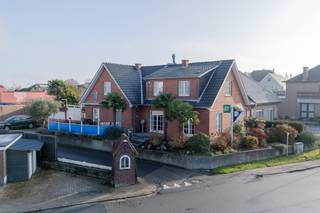 Aan de Stationsstraat 51 in Burst (Erpe-Mere) ontdek je een verrassend ruime woning met een instapklare, succesvolle frituur én een zee...