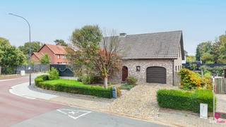 <article>
<div>
<div>
<div>
<div>
<div>
<div>
<p>Bij ImmoFusion 7/7 “open huis” : klik op onze 3D-TOUR.</p>
<p><br />Deze charmante open bebouwing straalt warmte en gezelligheid uit vanaf het eerste moment dat je de oprit oprijdt. De woning is landelijk en met veel liefde ingericht in een warme stijl die meteen een gevoel van thuiskomen oproept. Rondom het huis ligt een grote, volledig omheinde tuin die privacy en rust biedt. Aan de straatkant is de tuin mooi afgeschermd en voorzien van twee toegangspoorten, terwijl in de voortuin twee prachtige bomen zorgen voor karakter en schaduw.</p>
<p>Binnenin verwelkomt de woning je met een gezellige leefruimte, waar een knusse houthaard centraal staat. Het houten, fijn afgewerkte plafond benadrukt het warme karakter van de woning en vormt een harmonieuze eenheid met het landelijke interieur. De keuken is een echt pareltje — volledig ingericht en bijzonder sfeervol dankzij de aangebouwde tafel die dienstdoet als eiland. Hier kan je gezellig ontbijten of samen koken terwijl het natuurlijke licht overvloedig binnenvalt via het grote raam boven de spoelbak, met een prachtig uitzicht op de tuin.</p>
<p>Achter de keuken bevindt zich een praktisch ingericht bureau, ideaal voor wie van thuis uit werkt of een rustige hoek zoekt om te lezen of te studeren. De woning is volledig onderkelderd, wat extra bergruimte en mogelijkheden biedt, en beschikt ook over een ruime zolder. De inpandige garage is uitgerust met een sectionale poort en een fos, wat het geheel nog praktischer maakt.</p>
<p>Op de bovenverdieping bevinden zich drie comfortabele slaapkamers, elk met hun eigen charme. De afgewerkte badkamer is voorzien van een bad en douche en biedt alle comfort voor het hele gezin.</p>
<p>Deze woning combineert landelijke charme met hedendaags wooncomfort, omgeven door groen en rust — een plek waar gezelligheid, warmte en ruimte elkaar perfect aanvullen.</p>
</div>
</div>
</div>
</div>
</div>
</div>
</article>
<div>Pluspunten:<br /><br />* grote omheide tuin<br />* mooie lichtrijke en net afgewerkte woning<br />* badkamer met douche en ligbad<br />* volledig onderkelderd en fos in garage<br />* ingebouwde haard<br />* volledig ingerichte keuken</div>