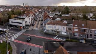 Uitzonderlijke woning mét garage, heel centraal gelegen in Roeselare.Een heel geschikte gezinswoning met vlotte wandel- en fietsafstand tot het...