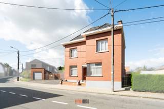 Centraal gelegen karaktervolle woning uit 1941, te vinden aan de Oekensestraat 22.<br />Deze heel stevig gebouwde woning heeft een totale bewoonbare oppervlakte van 220m² en biedt hiermee tal van mogelijkheden, zowel als gezinswoning maar ook voor (gedeeltelijk) professioneel gebruik. <br />De vele raampartijen (met rolluiken) geven de woning een heel luchtig gevoel. <br />De woning vraagt een grondige renovatie met hierbij het voordeel dit volledig naar eigen smaak en budget uit te voeren.<br />Indeling:<br />GELIJKVLOERS:<br />inkomhal - afzonderlijke zithoek (bureel) - zongerichte woonkamer (eethoek) - droge kelder - keuken - ruime veranda met o.a. toilet en aanpalende polyvalente ruimte met (verouderde- CV-ketel en extra zoldergedeelte. <br />VERDIEPING:<br />nachthal - grote badkamer - 3 volwaardige slaapkamers<br />ZOLDER: <br />vaste trap - nog in te richten zolderruimte (extra slaapkamer met annex badkamer).<br />EXTERIEUR:<br />geasfalteerde oprit (onbeperkt recht van doorgang voor achtergelegen buurman!) - parking - klein zuidgericht koertje - afzonderlijke garage met automatische poort.<br /><br />Mits het herindelen van enkele ruimtes (zoals veranda &amp; polyvalente technische ruime tot open leefkeuken - bestaande keuken tot wasplaats - woonkamer tot TV-hoek - ...) kan hier een heel aangename gezinswoning gecreëerd worden en dit op een super ligging in Rumbeke.<br />Woning onderhevig aan renovatieplicht (EPC label F).<br />Interesse gewekt? Sarah geeft met plezier een rondleiding!