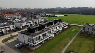 Modern, energiezuinig en lichtrijk duplex-appartement op de eerste en tweede verdieping van dit mooie appartementencomplex. In een rustige, landelijke omgeving te Dilbeek, doch op een boogscheut van invalswegen, winkels en alle nodige faciliteiten vindt u dit unieke 3-slaapkamer-appartement met 2 badkamers, 2 terrassen en 2 ondergrondse garageboxen. De combinatie van comfort, ruimte en een doordachte indeling maakt dit pand ideaal voor wie rustig wil wonen genietend van alle hedendaagse voorzieningen. Het appartement beschikt over een zeer praktische indeling met een leefruimte met open, volledig geïnstalleerde keuken, twee volwaardige slaapkamers, een badkamer (met douche), een wasplaats, apart toilet en terras op de eerste verdieping. De bovenste verdieping omvat een slaapkamer met aanpalende badkamer (met ligbad) en een terras met open zicht. Het appartement geniet overal veel lichtinval en scoort ook qua comfort zeer goed door onder andere de aanwezigheid van vloerverwarming en zonnepanelen. De mooie ruimtes en drie slaapkamers maken het perfect geschikt voor zowel gezinnen, koppels of wie graag extra plaats heeft voor een bureau of hobbykamer. Daarbovenop bieden de twee terrassen van +/- 15m² u de nodige buitenruimte waar u in alle rust kan genieten van een open uitzicht op het omliggende groen. Als extra troef beschikt het appartement over een dubbele ondergrondse garage en berging (inclusief in de prijs), en brengt de lift u rechtstreeks tot aan de voordeur van uw appartement. Samengevat: een ideale woonst voor wie modern en rustig wil wonen, met een vlotte bereikbaarheid naar Dilbeek, de E19 en de omliggende gemeenten. Verkoop onder BTW! Stedenbouwkundige inlichtingen in in aanvraag.