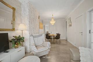 Deze goed onderhouden gesloten bebouwing is ideaal gelegen midden in het centrum en vormt een fantastische starterswoning voor wie comfortabel...